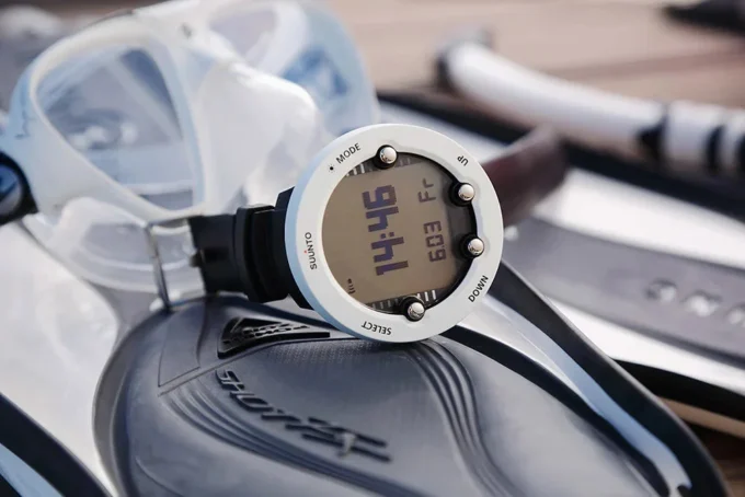 Komputer nurkowy Suunto Vyper Novo w kolorze białym z kompasem i przełącznikiem gazów
