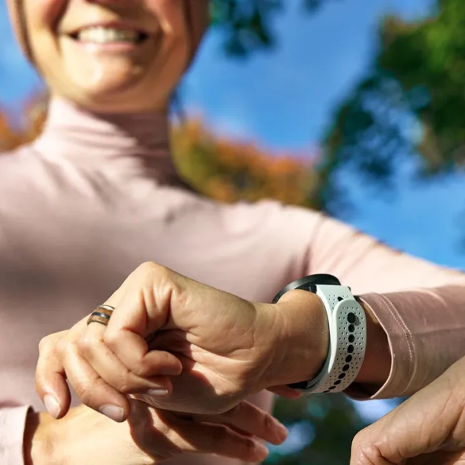 Pasek silikonowy Suunto 22 mm Athletic 1 w kolorze lodowoniebieskim i czarnym, rozmiar S+M